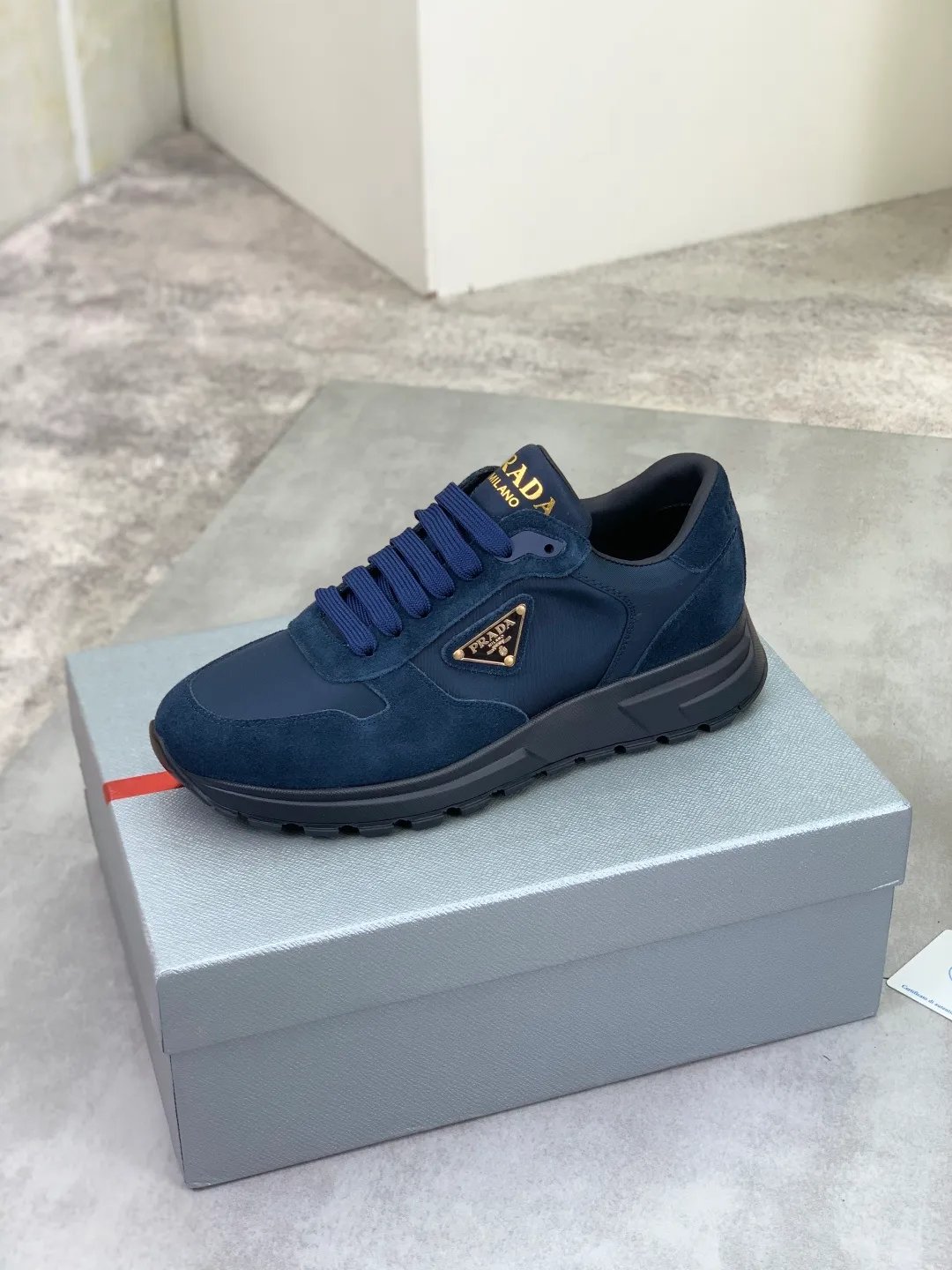 Men's shoes 💰P520 new (higher version) new PRADA (Prada) classic models are on the market at the same time, new men's shoes, 😘fabrics are selected from original imported calfskin. First layer of imported cowhide lining. The original version is awesome! 👍🏿Original open-molded non-slip PU outsole, with exquisite lines, simple and elegant, super comfortable and classy on foot, suitable for leisure travel. Code number: 38-45 (46 customized) 2️⃣ colors available
